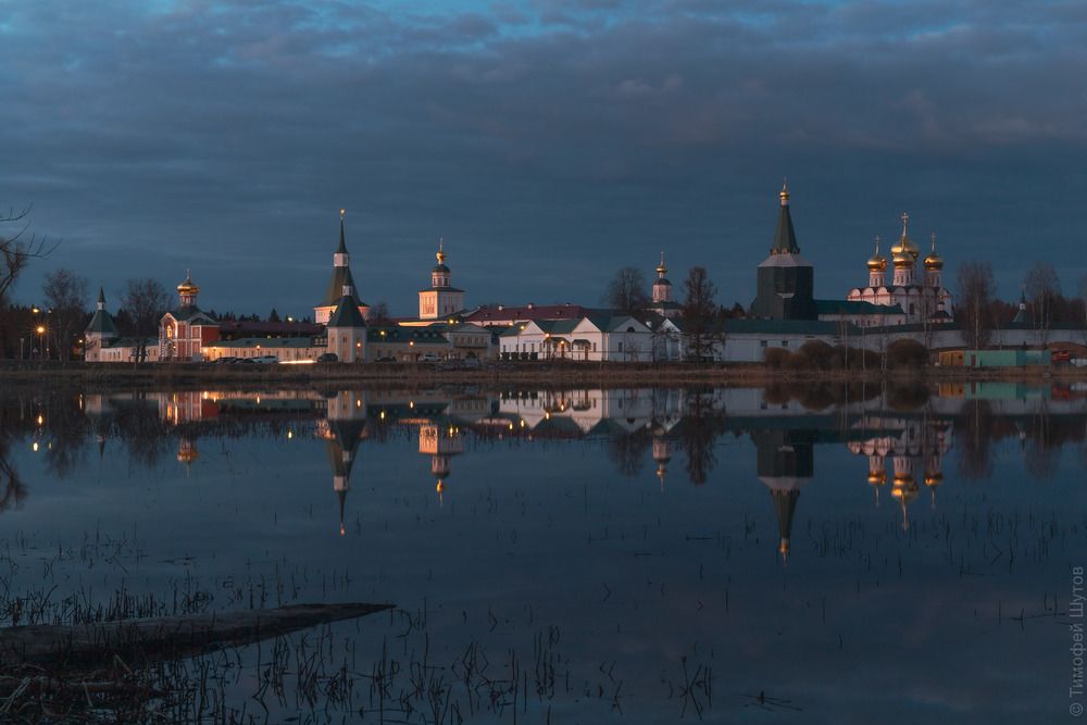 Невыносимо тихая ночь с видом на первую открытую воду этого года и спокойную Иверскую обитель