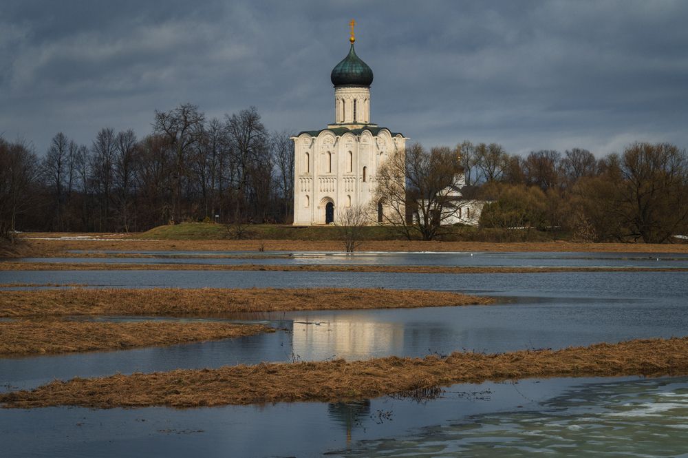 Храм Покрова на Нерли в разливе