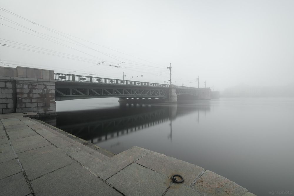 Туманный Петербург в невский ледоход - Дворцовый мост
