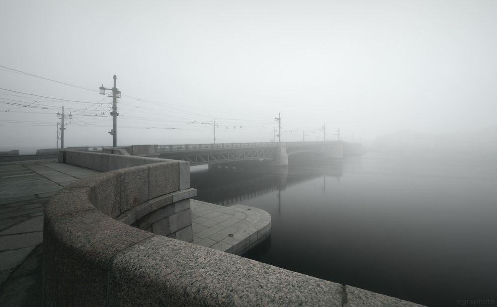 Туманный Петербург в невский ледоход - Дворцовый мост