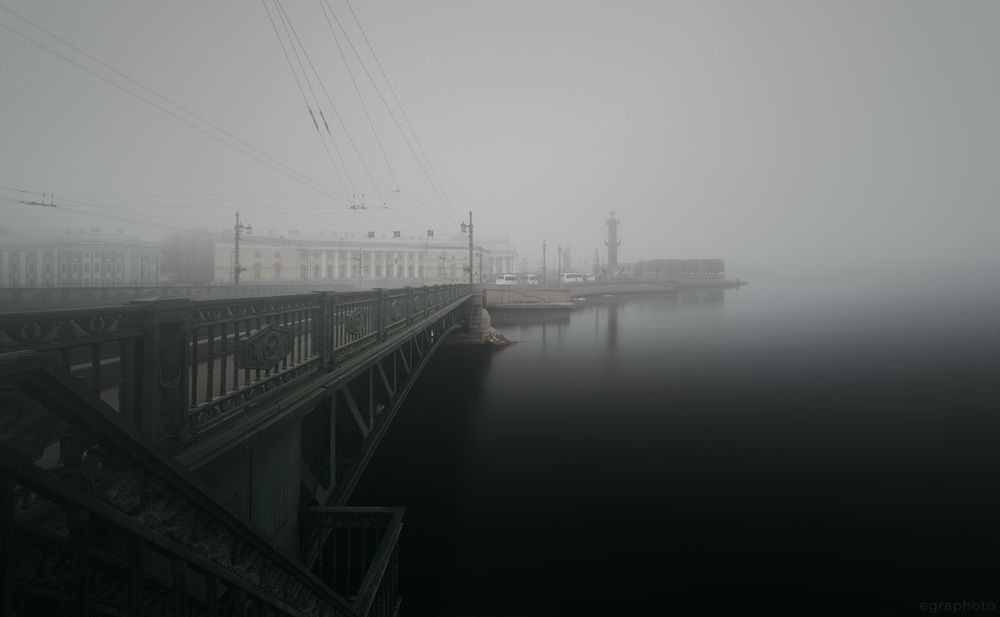Туманный Петербург в невский ледоход - Дворцовый мост