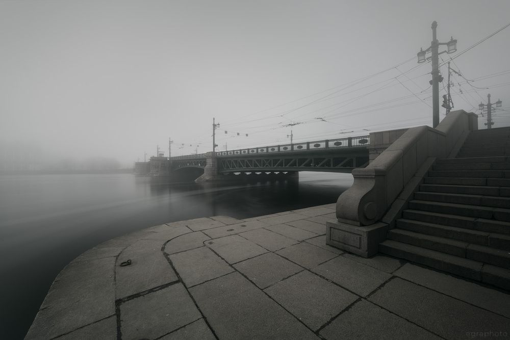 Туманный Петербург в невский ледоход - Дворцовый мост
