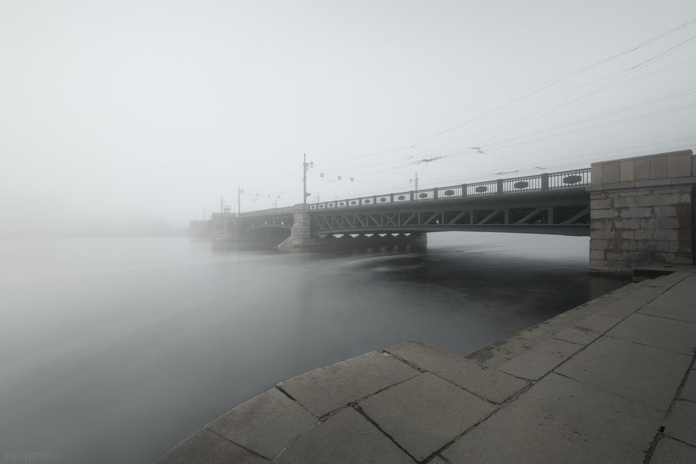 Туманный Петербург в невский ледоход - Дворцовый мост