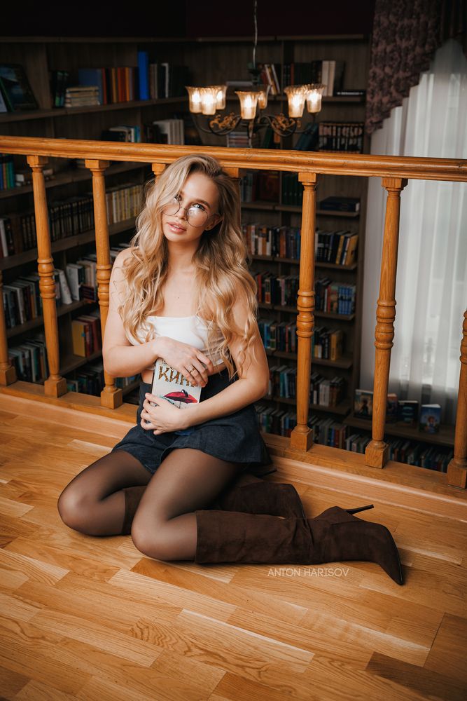 Катя в библиотеке
