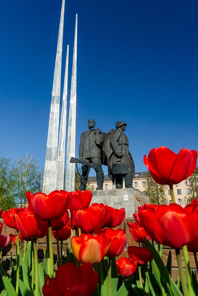 Площадь Победы Тула. Три штыка.