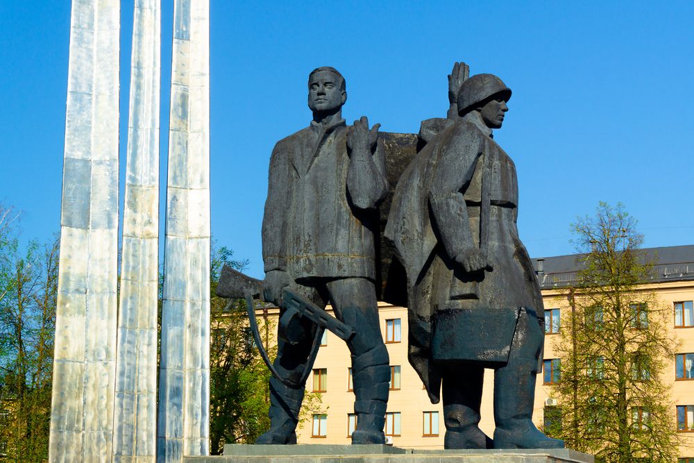 Площадь Победы Тула. Три штыка.