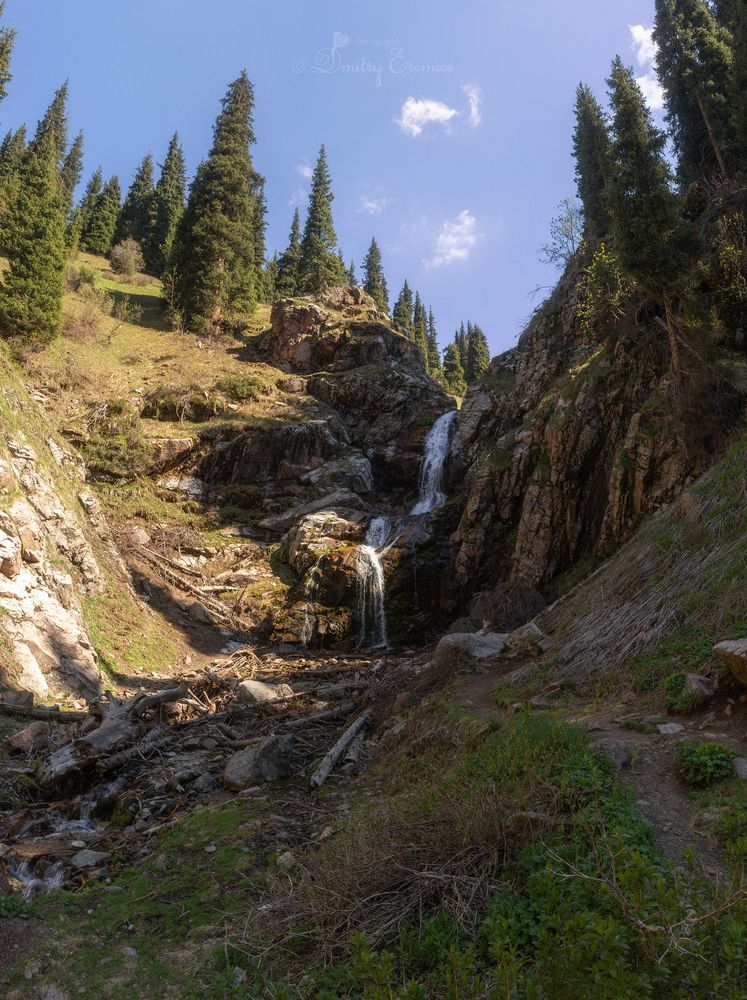 Там, где шум ледяного потока хрустальной воды, пробивающейся сквозь мох и скалы...