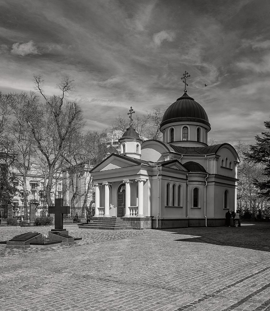 На территории Александро-Невский собора