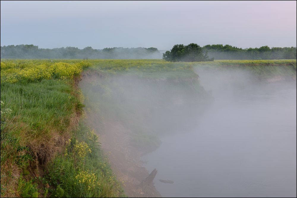 Туманная река, крутые берега.