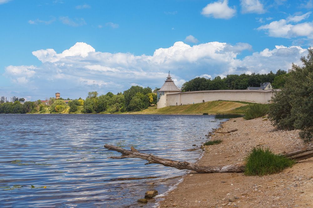 Лето... Вид на Варлаамовскую башню..
