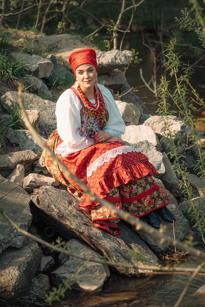 В красном