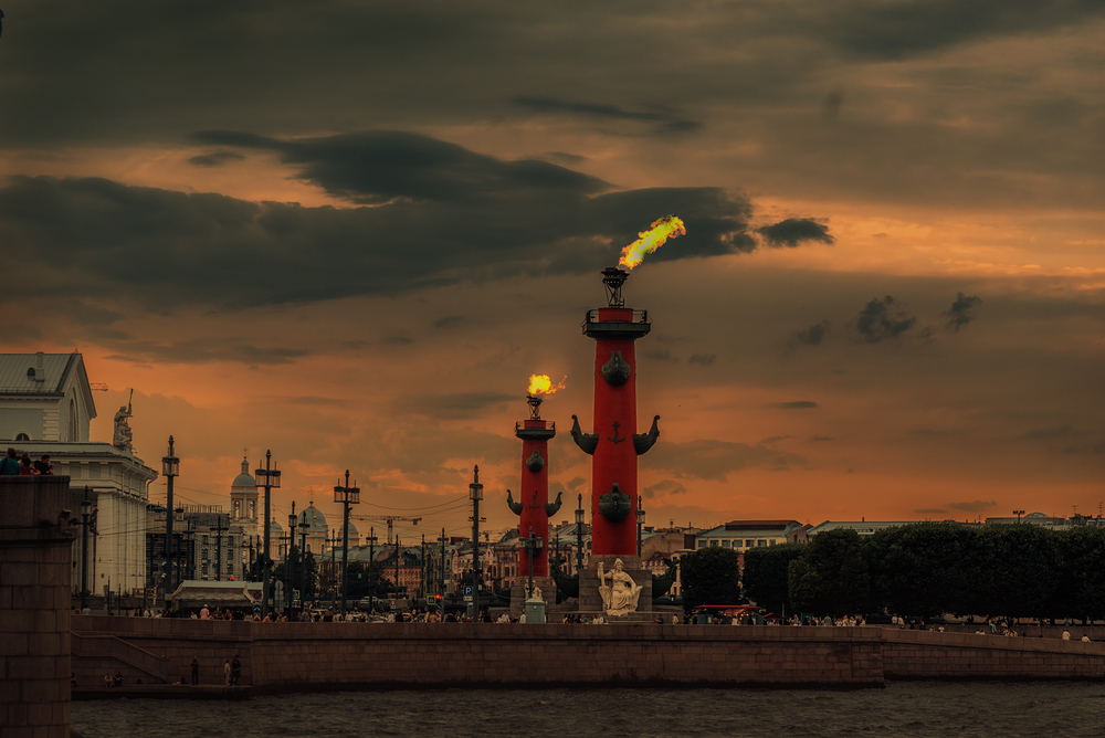 Ростральные колонны. День ВМФ в Санкт-Петербурге.