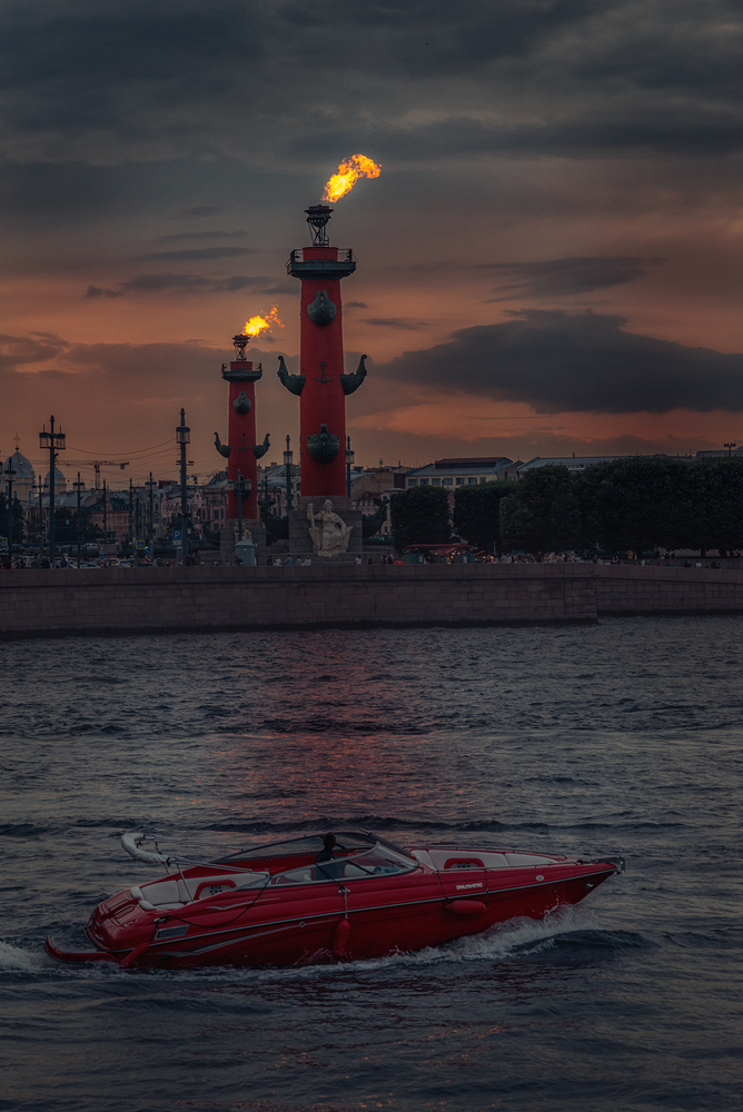 Ростральные колонны. День ВМФ в Санкт-Петербурге.