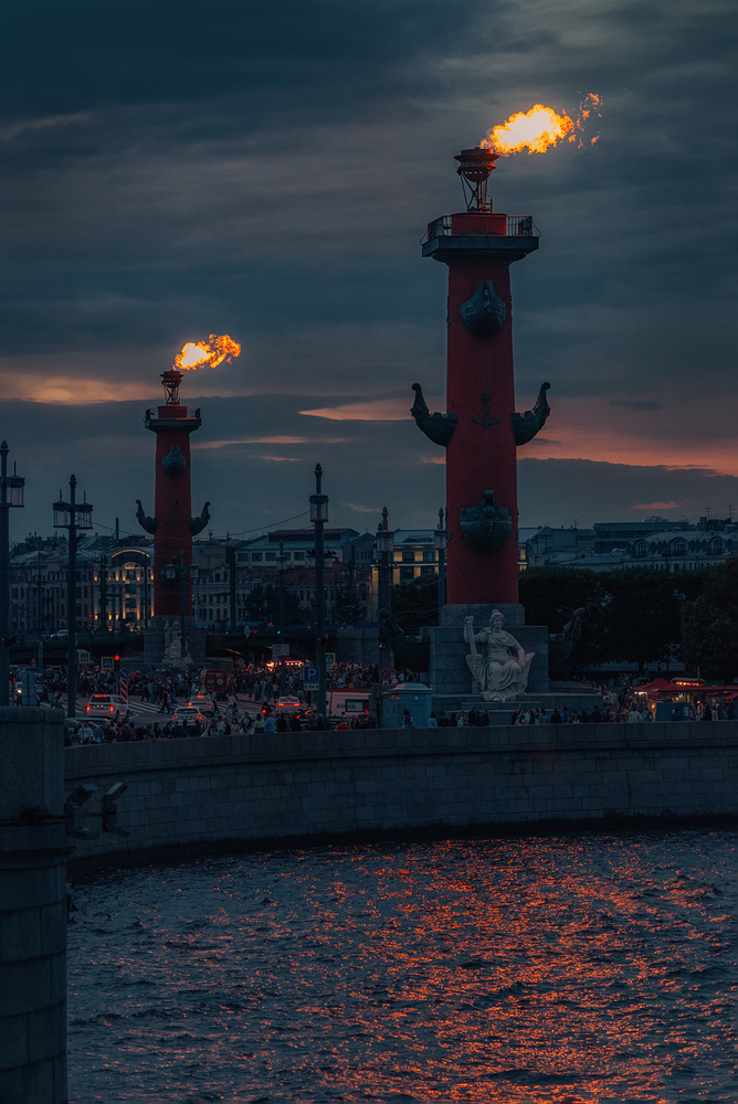 Ростральные колонны. День ВМФ в Санкт-Петербурге.