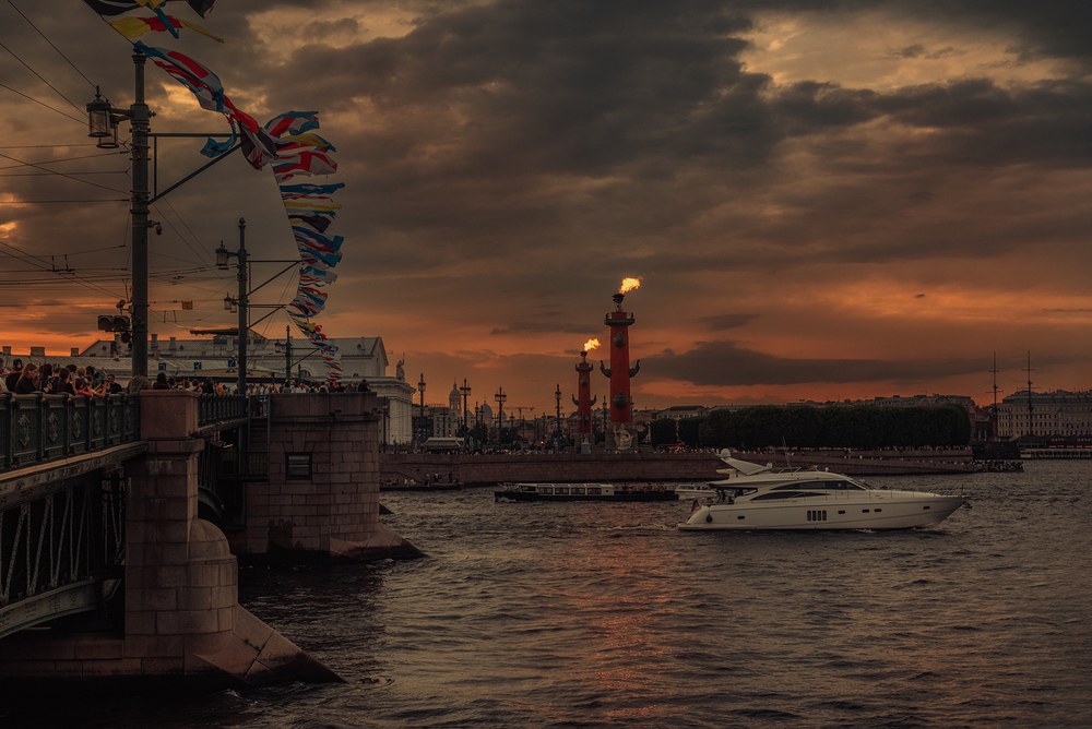 Ростральные колонны. День ВМФ в Санкт-Петербурге.