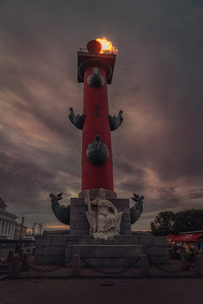 Ростральные колонны. День ВМФ в Санкт-Петербурге.