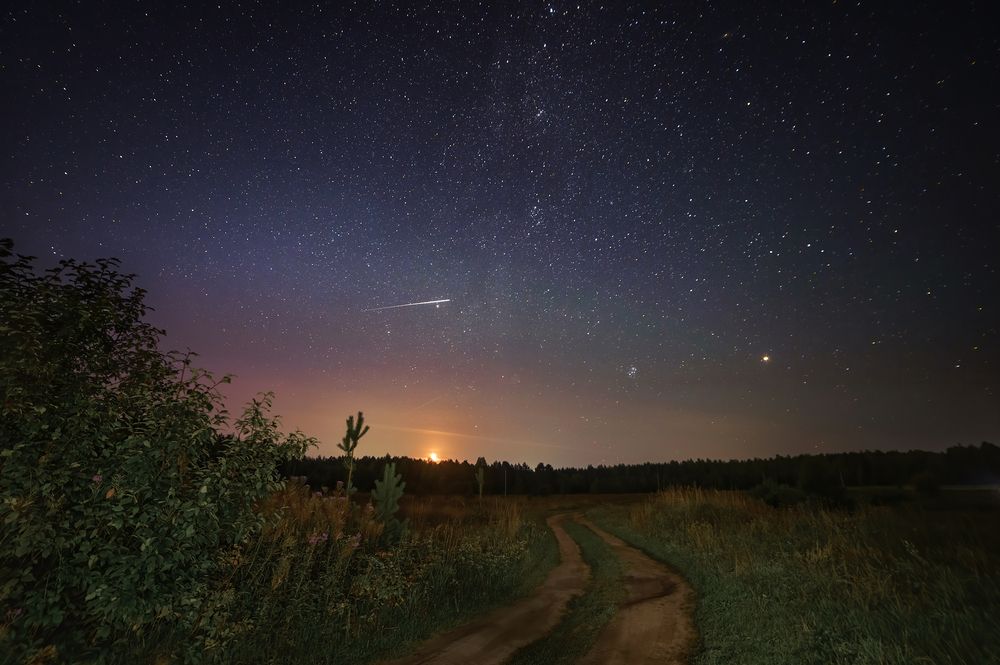 Восход луны под звёздами