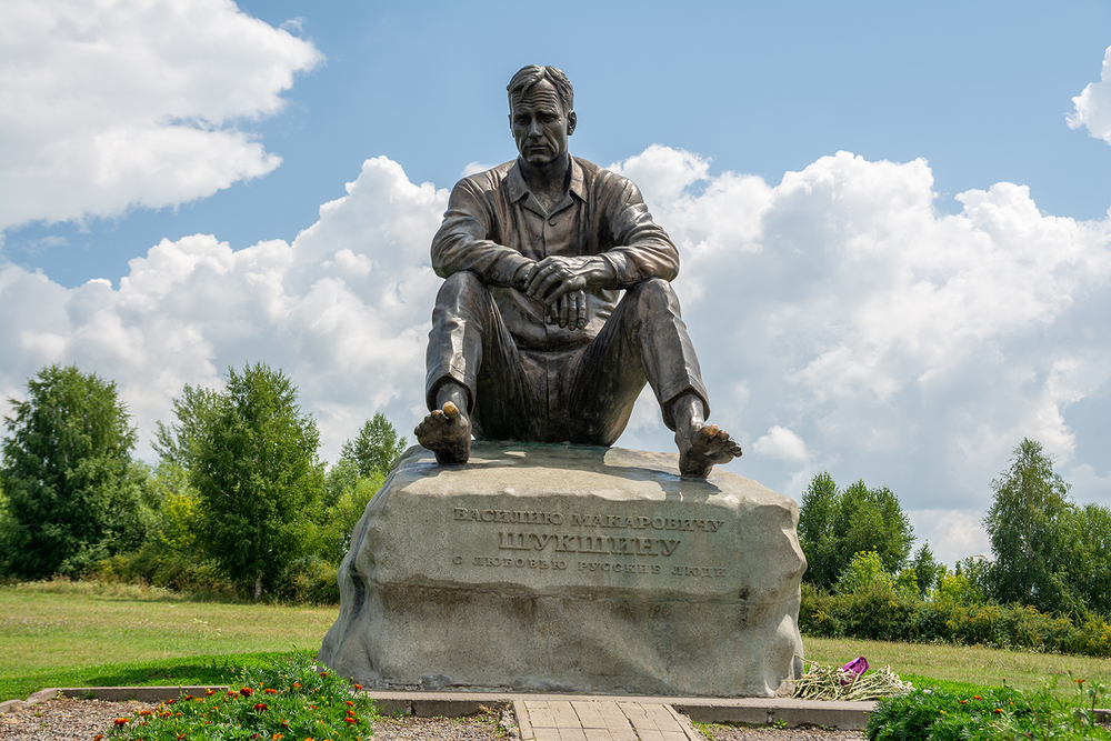 Памятники Василию Макаровичу Шукшину в Сростках.