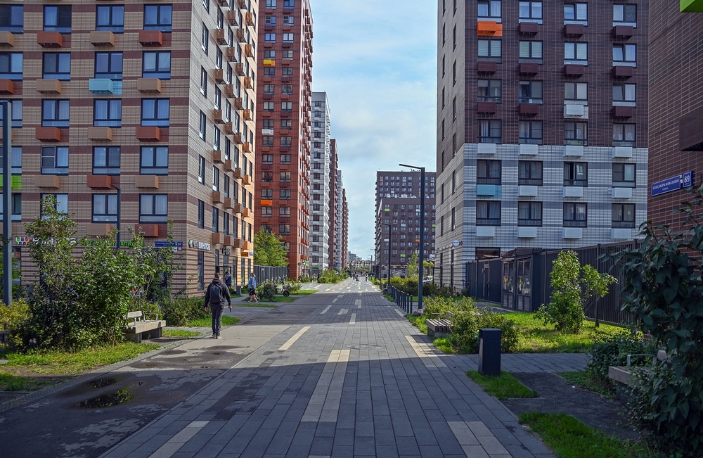 Высокие дома и широкие тротуары в Новой Москве