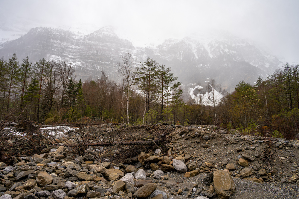Дорога к водопаду Ларри: Сквозь буреломы и дыхание лавин / The Road to L&aacute;rri: Through Avalanche Tracks and Wilderness