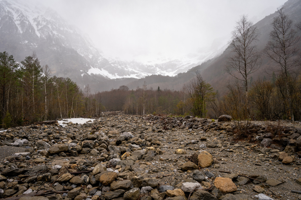 Дорога к водопаду Ларри: Сквозь буреломы и дыхание лавин / The Road to L&aacute;rri: Through Avalanche Tracks and Wilderness