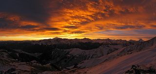 Фантасмагория рассвета.
Зимний горный поход по Кавказу. Ночевка у вершины 3000 м, мороз.