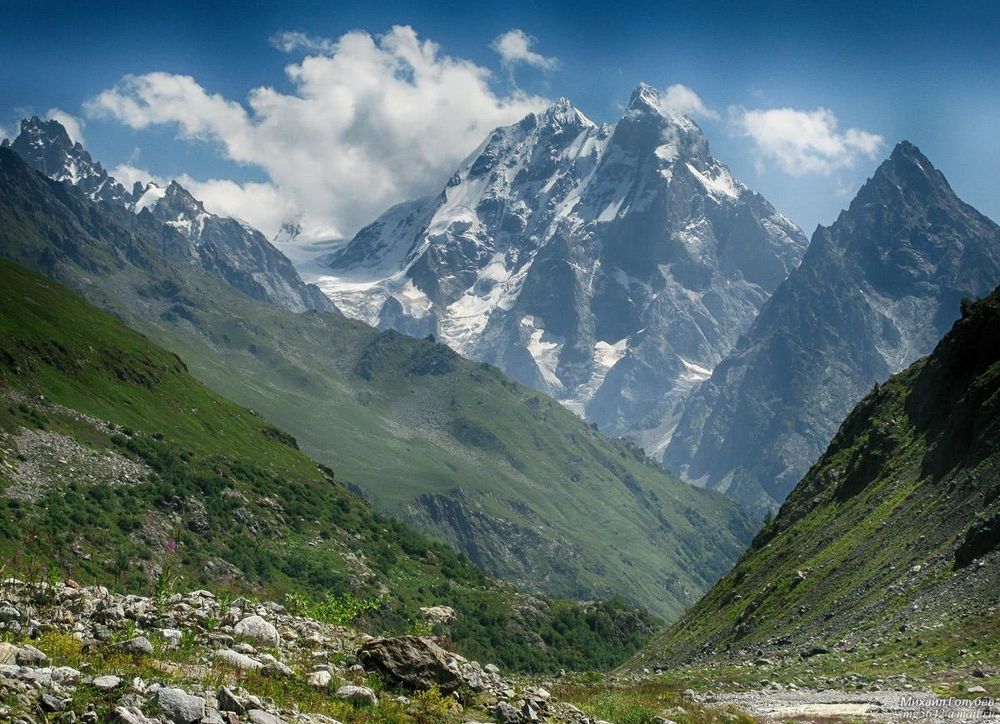 Ушба.
Вершина Ушба из долины Квиш, Сванетия, Грузия.