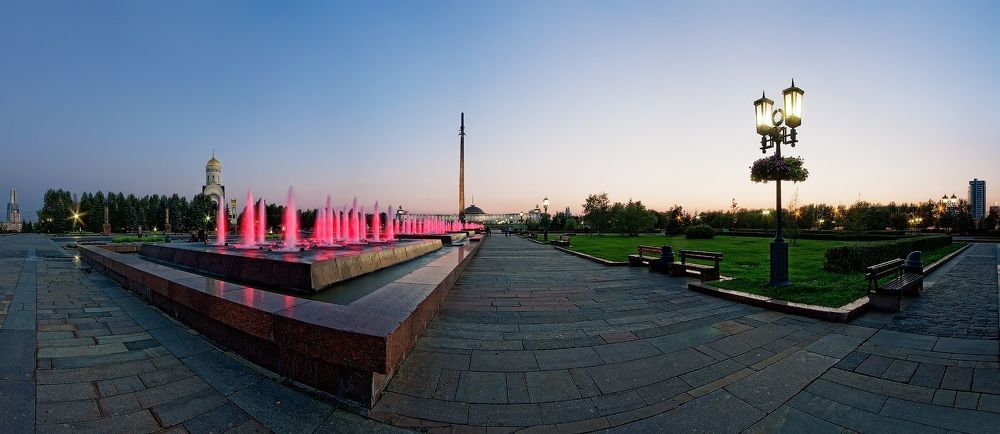 Конечно, москву можно ругать за многие недостатки и за спорные архитектурные решения, да и много за что. Но есть в Москве знаковые места, которые посещают и гости столицы и сами жители первопрестольной. Одно из таких мест - Поклонная гора.