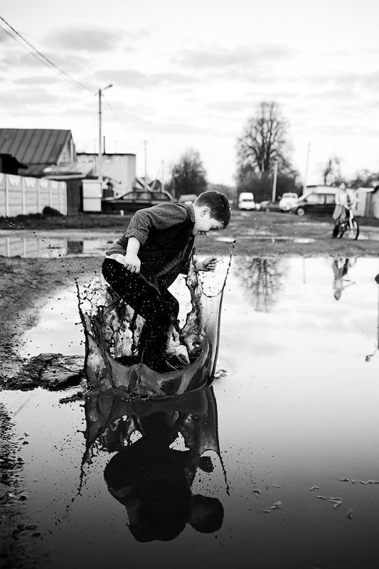 Прошло минут 15,на улицу начали выходить родители юных подводников))Почуяв неладное и изрядно навеселившись,нужно было скоренько завязывать с водными процедурами,тк это пахло наказанием и ребят,и меня,а это не входило в планы))