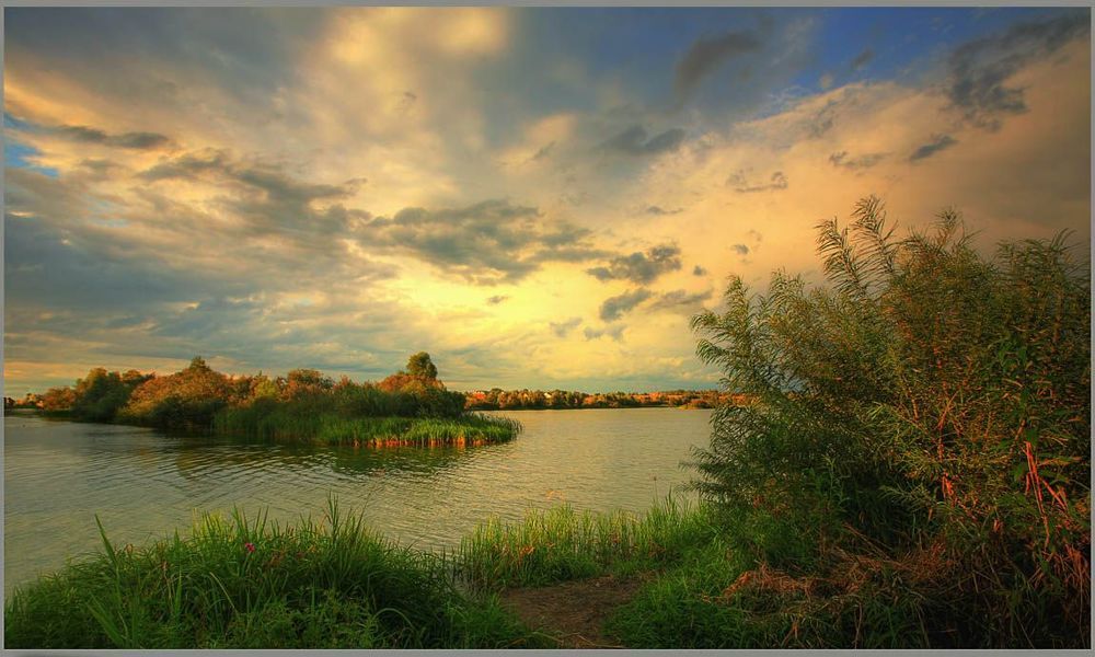на берегу