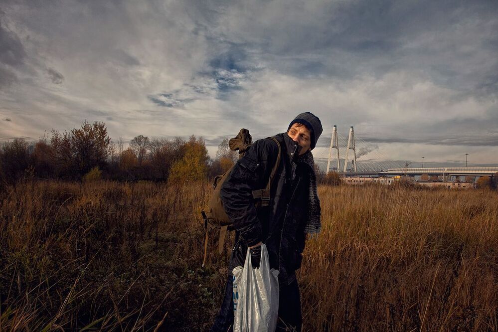 Живущий на окраине Новосаратовки,в полу-километре от городской черты Санкт-Петербурга, Олег.