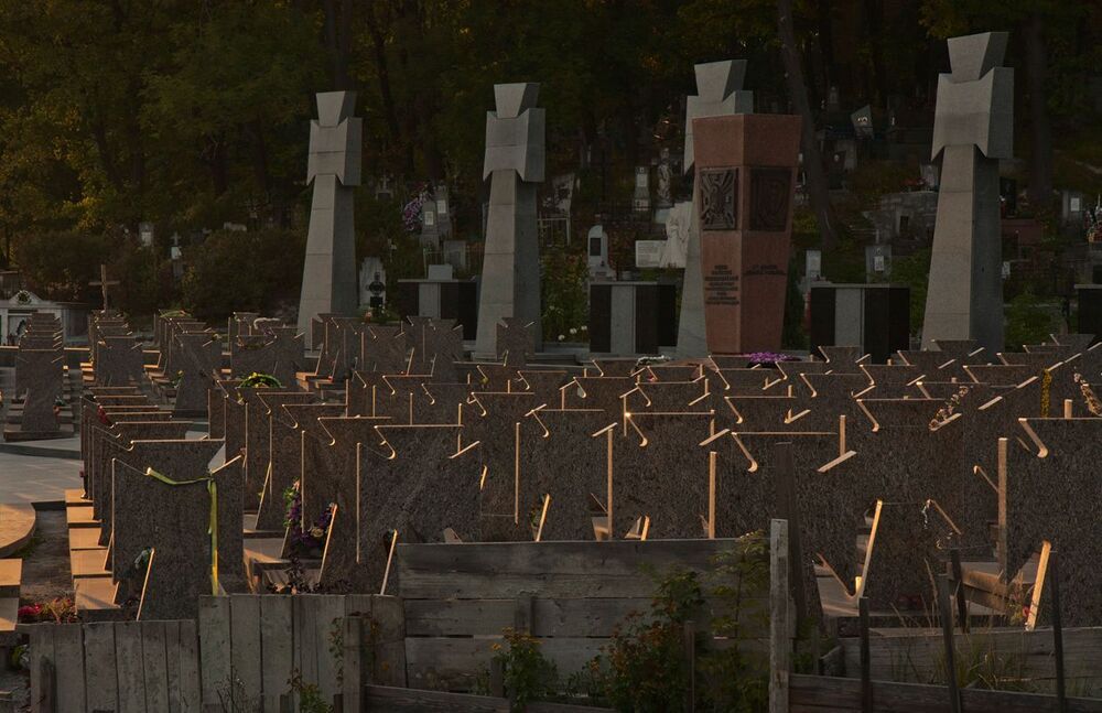 "Краще згинути вовком, ніж жити псом."    Їх лицарський хрест...не завжди на грудях... Вічна їм пам'ять.                                                                         http://www.youtube.com/watch?v=dFZC3NTOwho