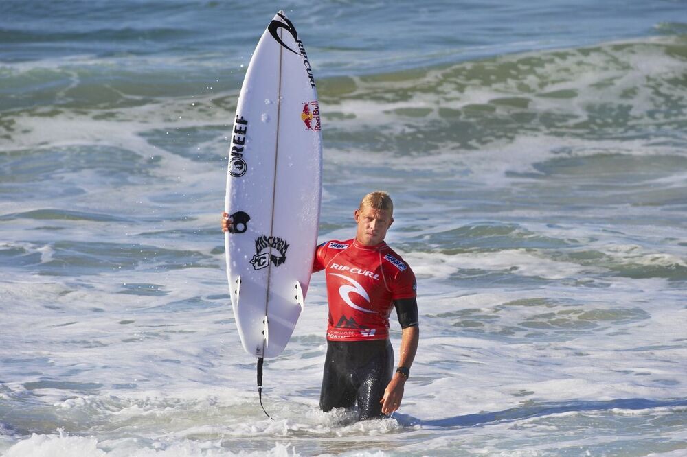 Mick Fanning (AUS) пожалуй самый знаменитый серфист в мире после Kelly Slater (USA) , оба многократные чемпионы мира и оба написали книгу о серфе.