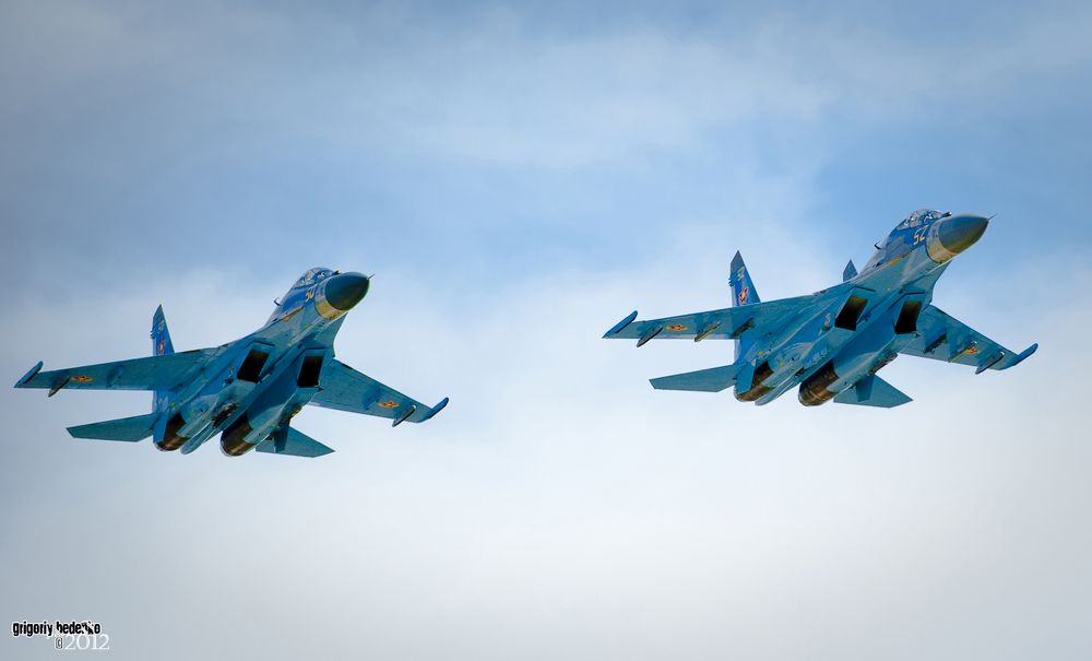 Проход пары Су-27 УБМ 2 (многоцелевых высокоманевренных всепогодных истребителей четвёртого поколения), модернизированных в Белоруссии до уровня 4+.