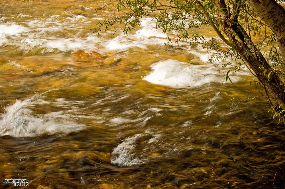 Речушка с необычным цветом воды из-за особых донных отложений - водоросли, очевидно, богаты солями йода.
