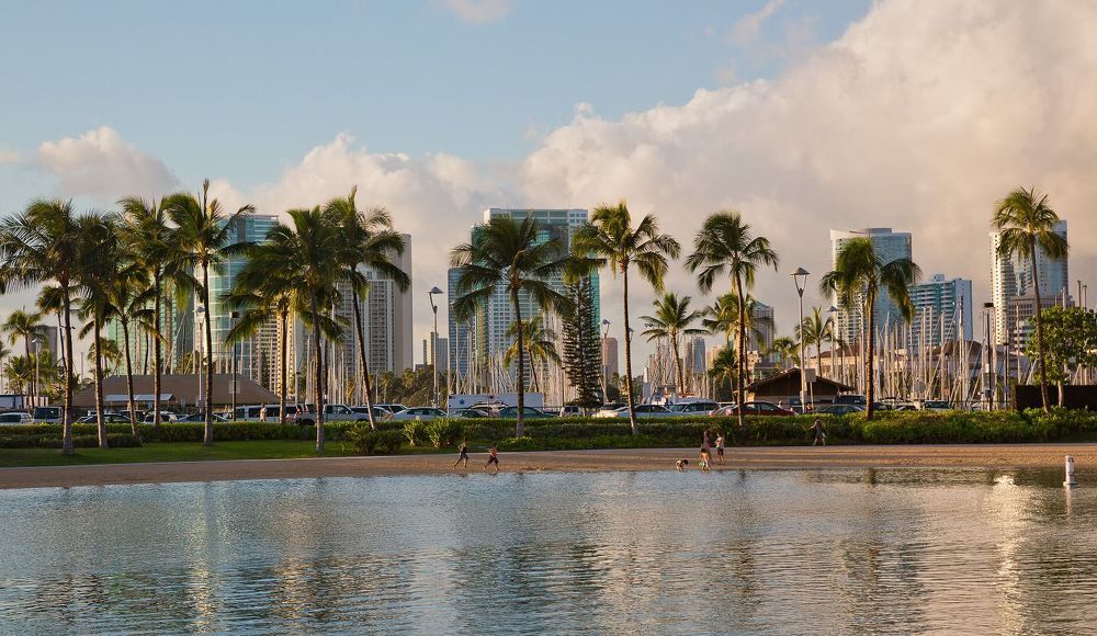 Гонолулу - столица и самый большой город штата Гавайи (Hawaii). Десятый по величине город США; на языке аборигенов его название означает 'защищенная гавань'