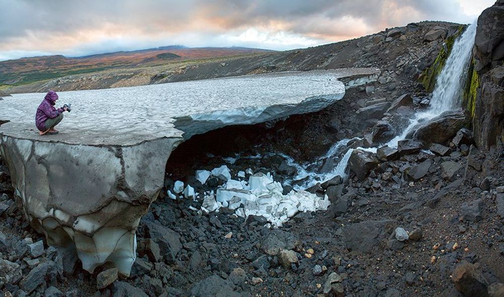 В конце пещера упрается в небольшой 5-6 метров водопад