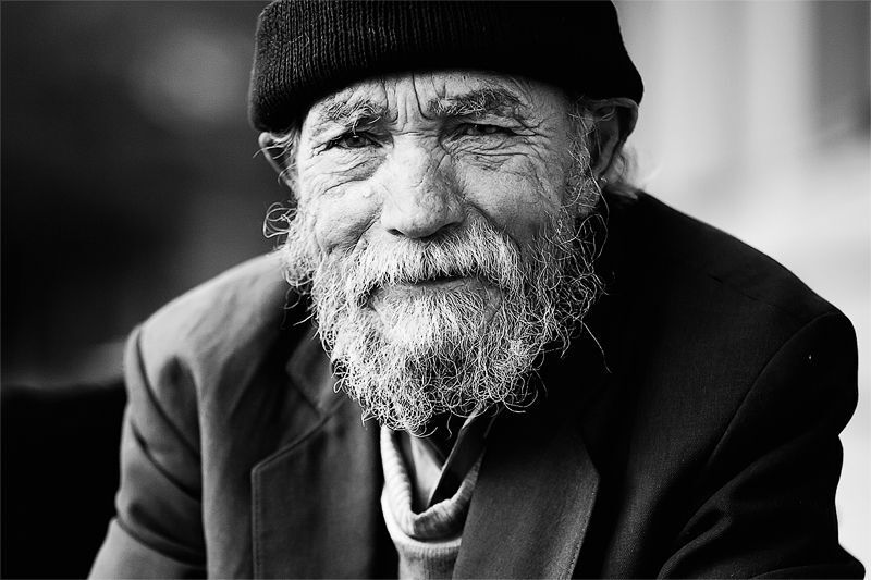 Николай Юрьевич родился на Урале,в молодости переехал в Могилёв (Беларусь), работал электриком. Ближе к 90-ым годам переехал в белыничский район, выпивал, развелся с женой, в 1992-ом году лишился дома при пожаре. Сейчас живет в разных местах Могилева с собаками,их у Николя Юрьевича больше 10. Для пропитания покупает им фаршик. Иногда видится со своим сыном. Желеет, что все так сложилось,но при этом не унывает,на удивление интеллигентный,с хорошим чувством юмора. Пусть у него всё будет хорошо.