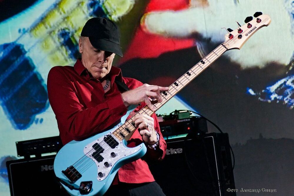 На днях Москву посетил легендарный бас-гитарист Билли Шихэн (Billy Sheehan), называемый авторитетным порталом allmusic.com &laquo;Эдди Ван Халеном на басу&raquo;. Один из наиболее известных американских гитаристов провел в Москве в магазине &laquo;Музторг&raquo; пресс-конференцию, посвященную участию музыканта в группах Mr.Big и G3. Шихэн также рассказал о своей любви к Прокофьеву, смерти рекорд-бизнеса и о секретах успеха любого рок-музыканта.