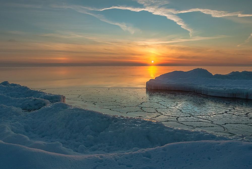 На море тихо опустилась Зима