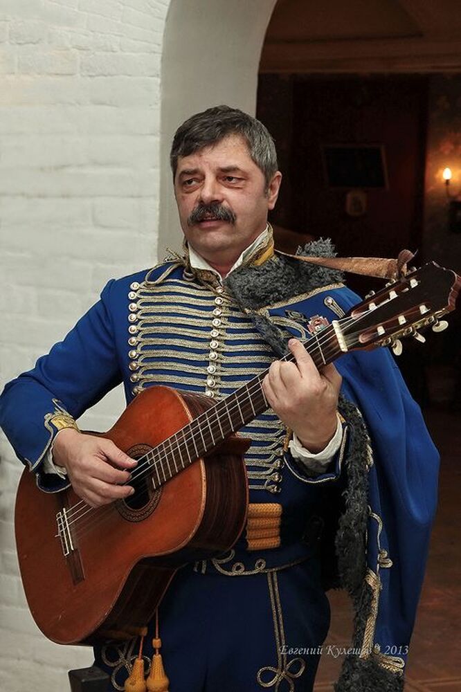 А какой гусар без гитары...