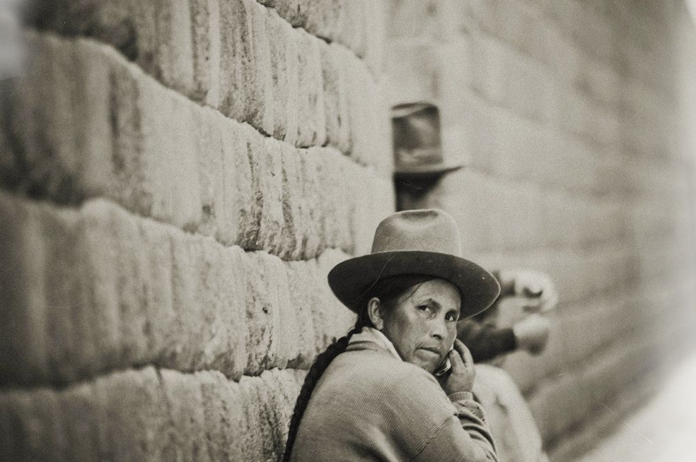 vendedora de souvenirs para los turistas. 
This is real original Inca wall.