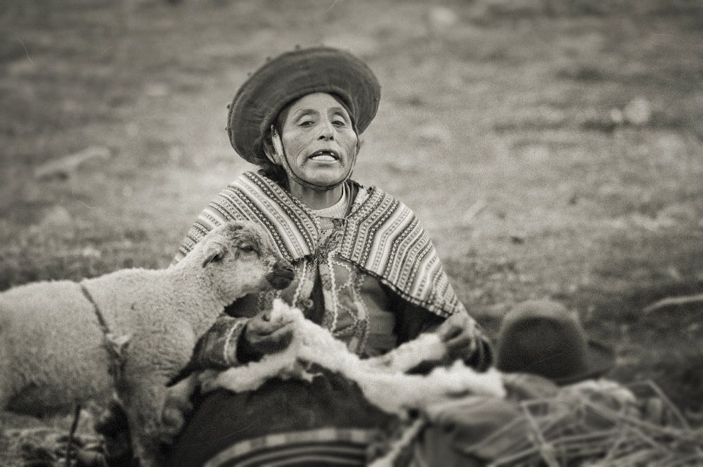 vendedora de souvenirs cerca del antiguo Camino Inca
