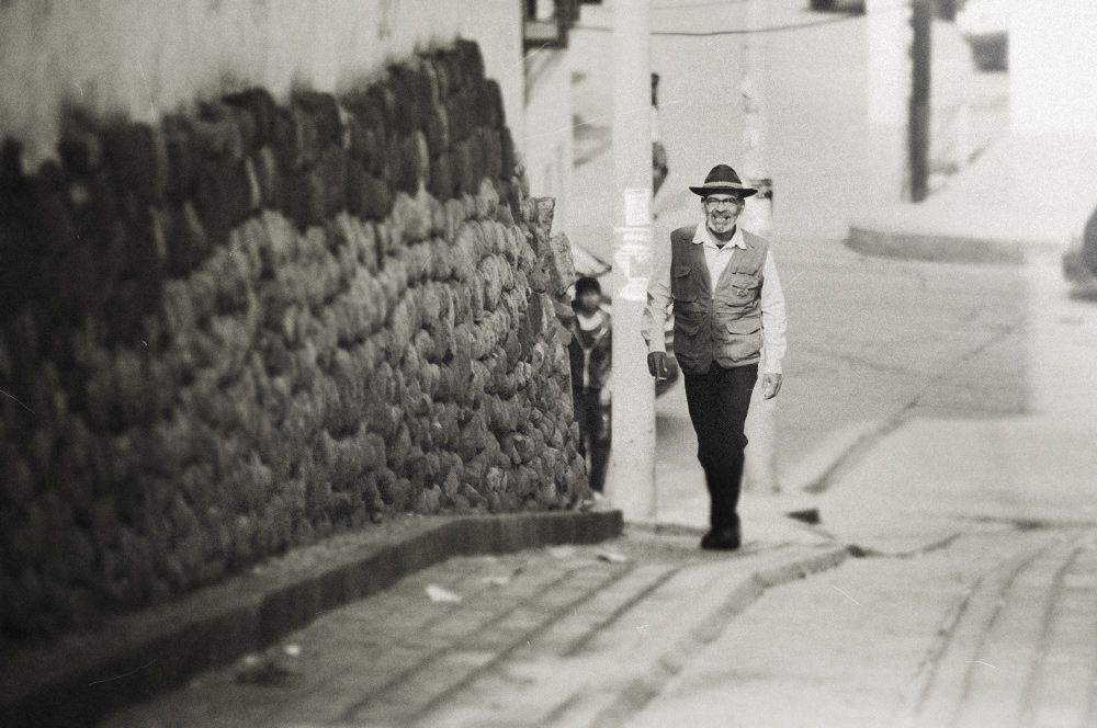 un hombre camina en la ciudad