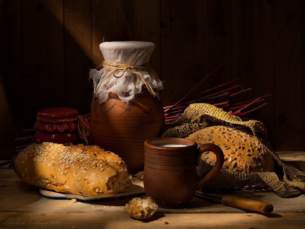 Натюрморт с хлебом и молоком