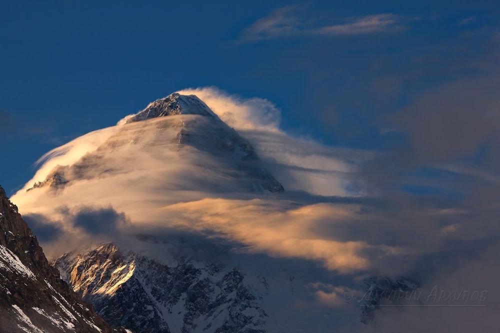 К2 на закате...........................................................................................

Пик K2 (местное название Чогори, Chogori), 8611 м - вторая (после Эвереста) высочайшая вершина мира.
Не имеющая ни одного простого маршрута восхождения, К2 известна одновременно как прекраснейшая и самая опасная вершина..