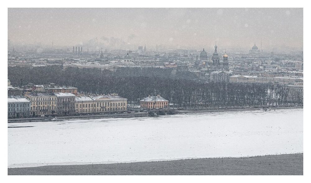 Акварельный заснеженный град Петра..