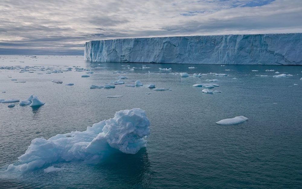 Ледовая шапка Austfonna на острове Nordaustlandet (Северо-Восточная Земля). Архипелаг Svalbard (Шпицберген), Норвегия.