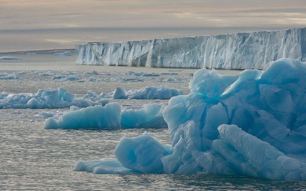 Ледовая шапка Austfonna на острове Nordaustlandet (Северо-Восточная Земля). Архипелаг Svalbard (Шпицберген), Норвегия.