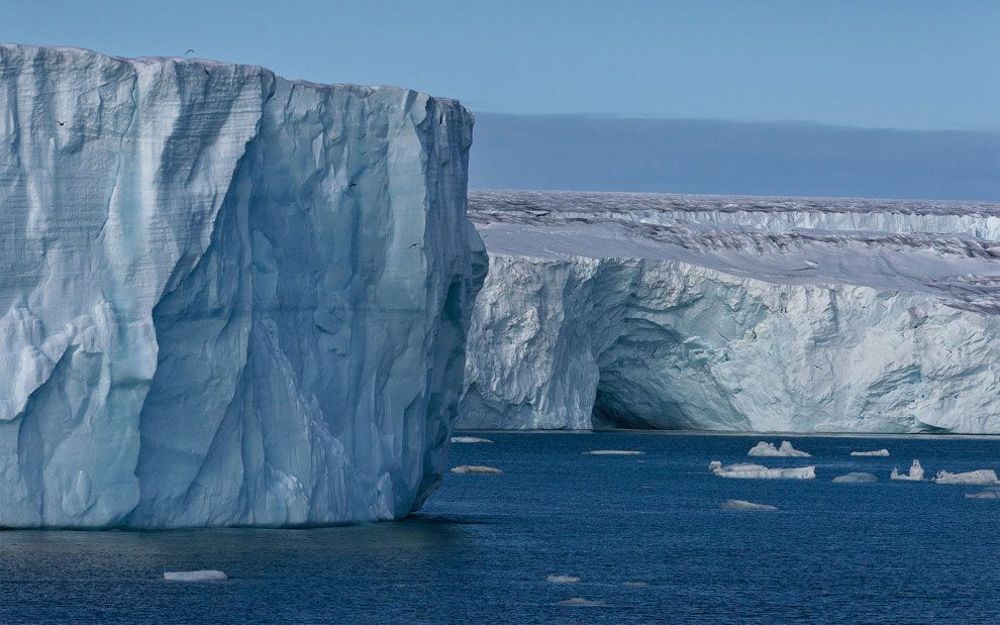 Ледовая шапка Austfonna на острове Nordaustlandet (Северо-Восточная Земля). Архипелаг Svalbard (Шпицберген), Норвегия.
